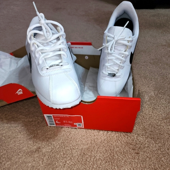 Nike Cortez - Picture 2 of 6